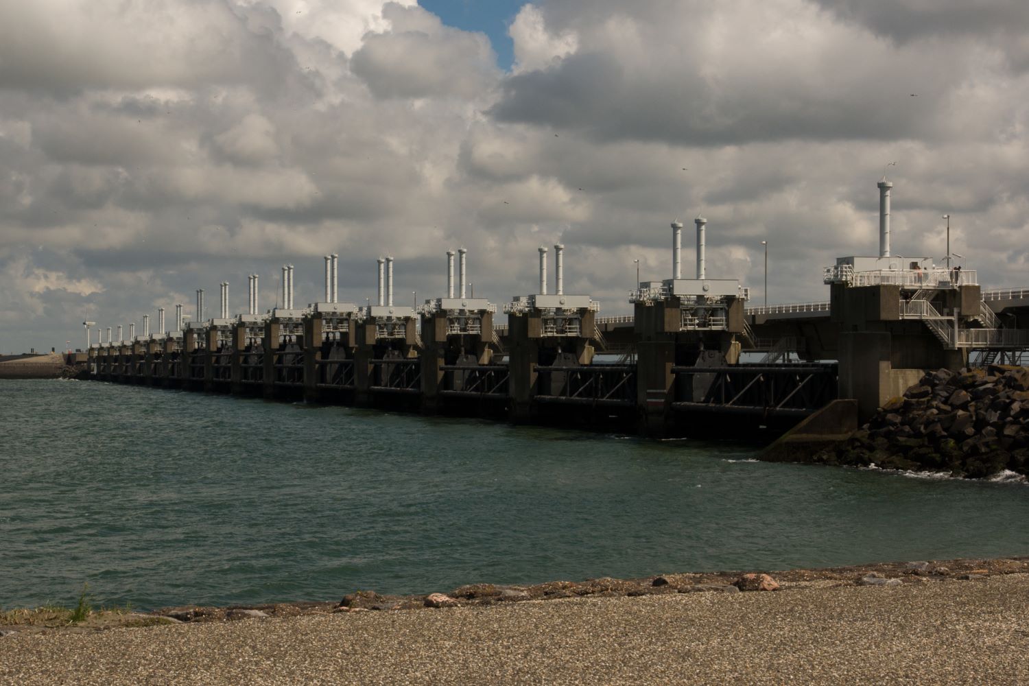 Oosterscheldekering. Nederlands grootste staaltje kustwaterbouw op zowel waterbouwkundig als meettechnisch gebied (gezien in de tijd waarin het project zich heeft afgespeeld).
