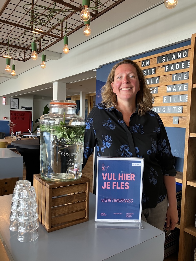 Martine van de Velde in Stayokay Terschelling bij de plek waar leerlingen hun flessen kunnen vullen.