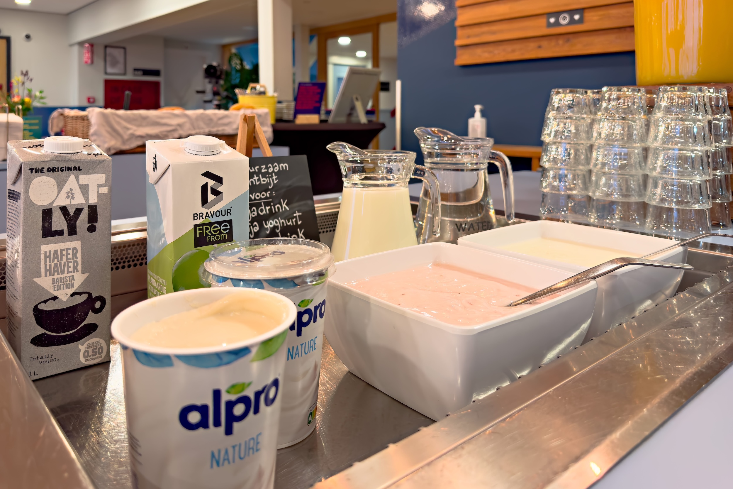 Geen plastic pakken maar grote bakken yoghurt en kwark bij het ontbijt in Stayokay Terschelling.