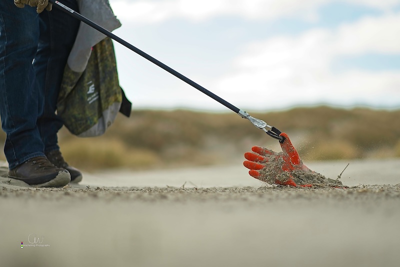 Tijdens het milieujutten op Terschelling worden er ook plastic handschoenen gevonden.
